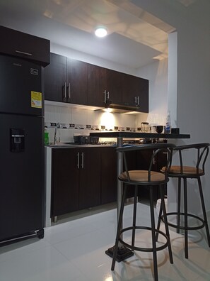 Kühlschrank, Ofen, Herdplatte, Wasserkocher mit Kaffee-/Teezubehör