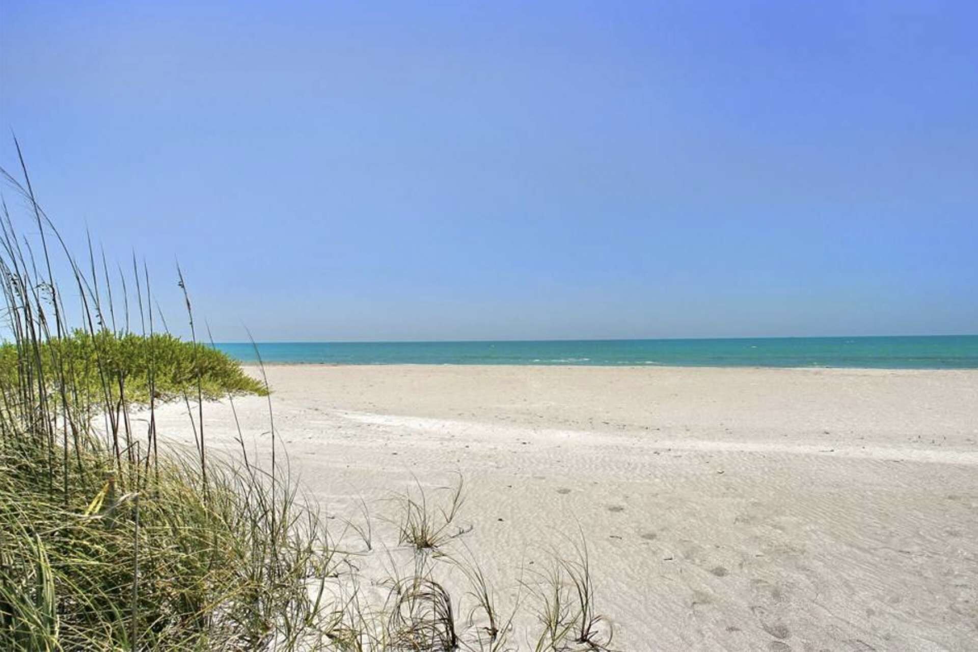 Spacious Club Longboat Key steps to the sand, private beach paradise! Pools, Gym, Tennis, Sunsets!
