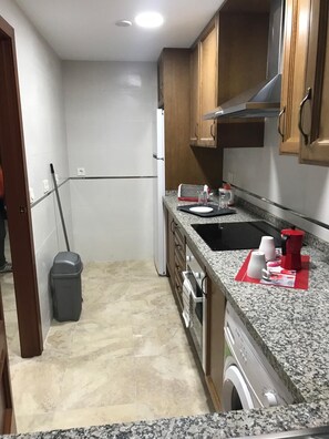 Kühlschrank, Ofen, Herdplatte, Wasserkocher mit Kaffee-/Teezubehör