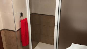 Ducha, secador de pelo, bidé y toallas