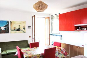 TV, lettore DVD, libri