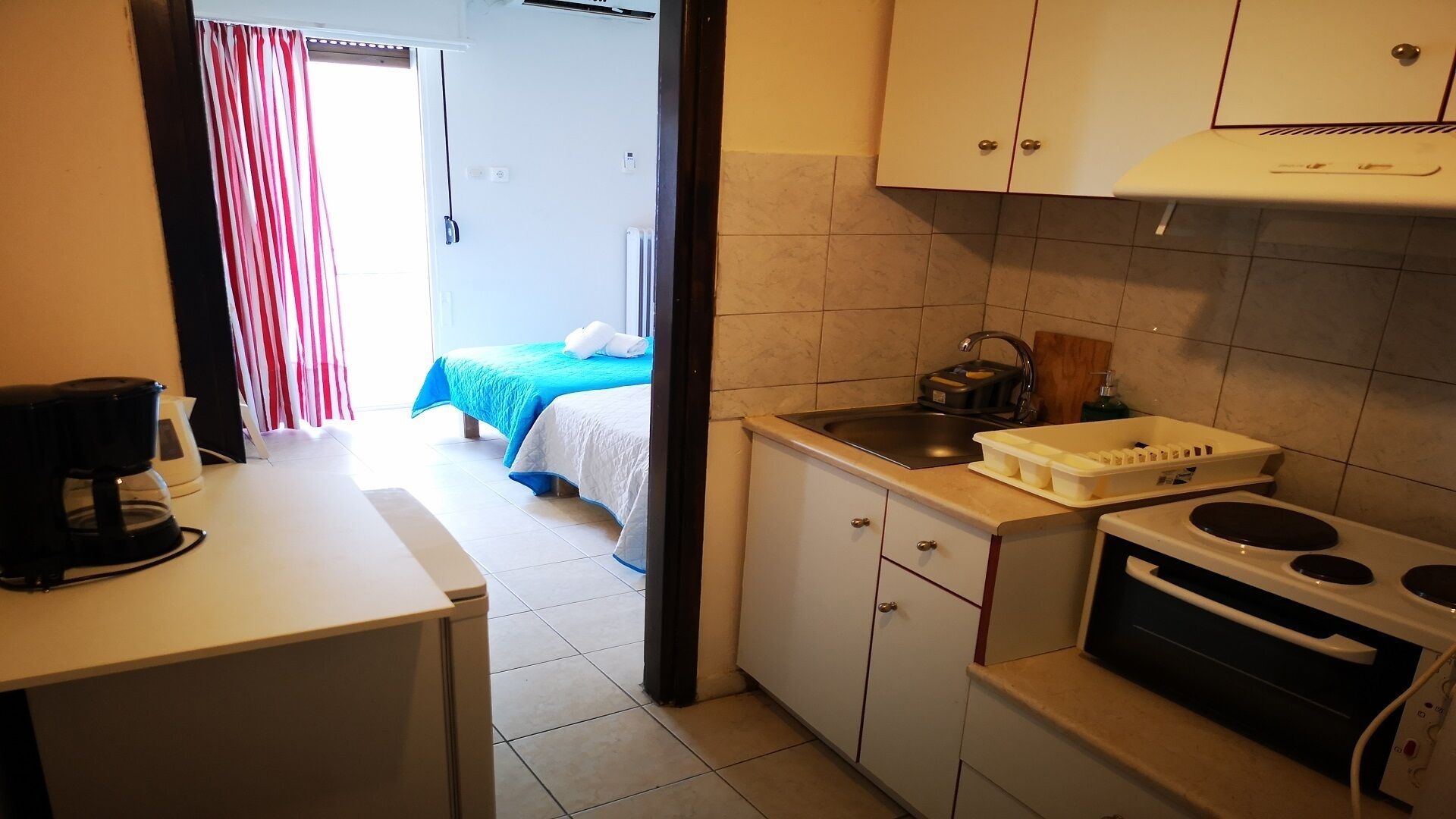 Fridge, oven, coffee/tea maker, electric kettle