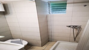 Ensemble douche/baignoire, articles de toilette écologiques