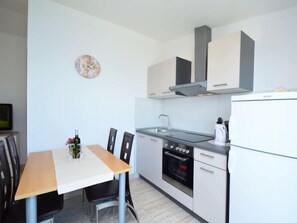 Kühlschrank, Ofen, Kochgeschirr/Geschirr/Besteck