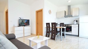 Un appartement moderne comprenant un salon, un coin repas et une cuisine.