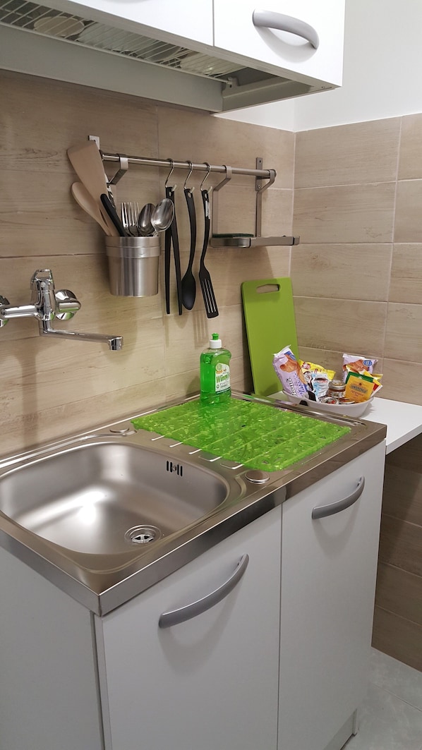 Refrigerador, horno, utensilios de cocina y comedor