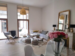 Fernseher, Bücher, Stereoanlage