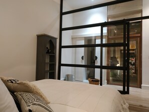 3 bedrooms, desk, iron/ironing board, travel crib