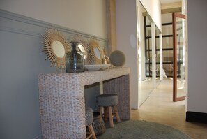 Interior - Apartment, Exterior, Center between Jardin-public Chartrons Quinconces Quays (Bordeaux)