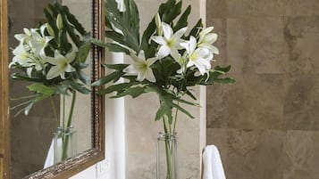 Tina con regadera, secadora de cabello, bidet, toallas