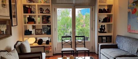 Een televisie, boeken en een stereo