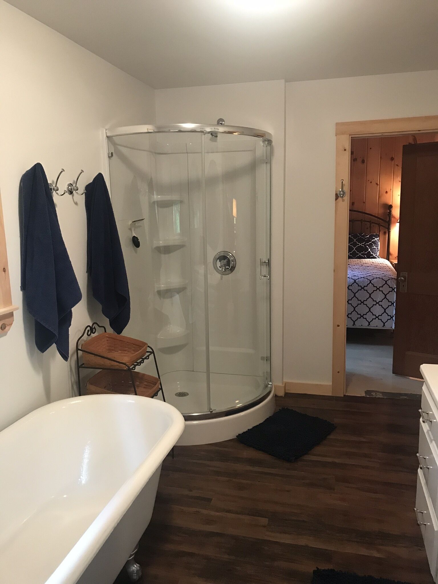 Baignoire, serviettes fournies, savon, papier toilette