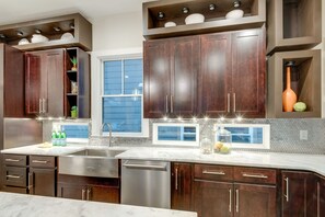 Microwave, oven, dishwasher, coffee/tea maker - Bachelorette HQ + Roof Deck, Walk to Broadway 5bath, 3kings,4 Queen, 8 twins (Nashville)