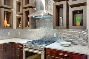 Microwave, oven, dishwasher, coffee/tea maker - Bachelorette HQ + Roof Deck, Walk to Broadway 5bath, 3kings,4 Queen, 8 twins (Nashville)