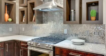 Updated: Bachelorette HQ + Roof Deck, Walk to Broadway 5bath, 3kings-12 twins