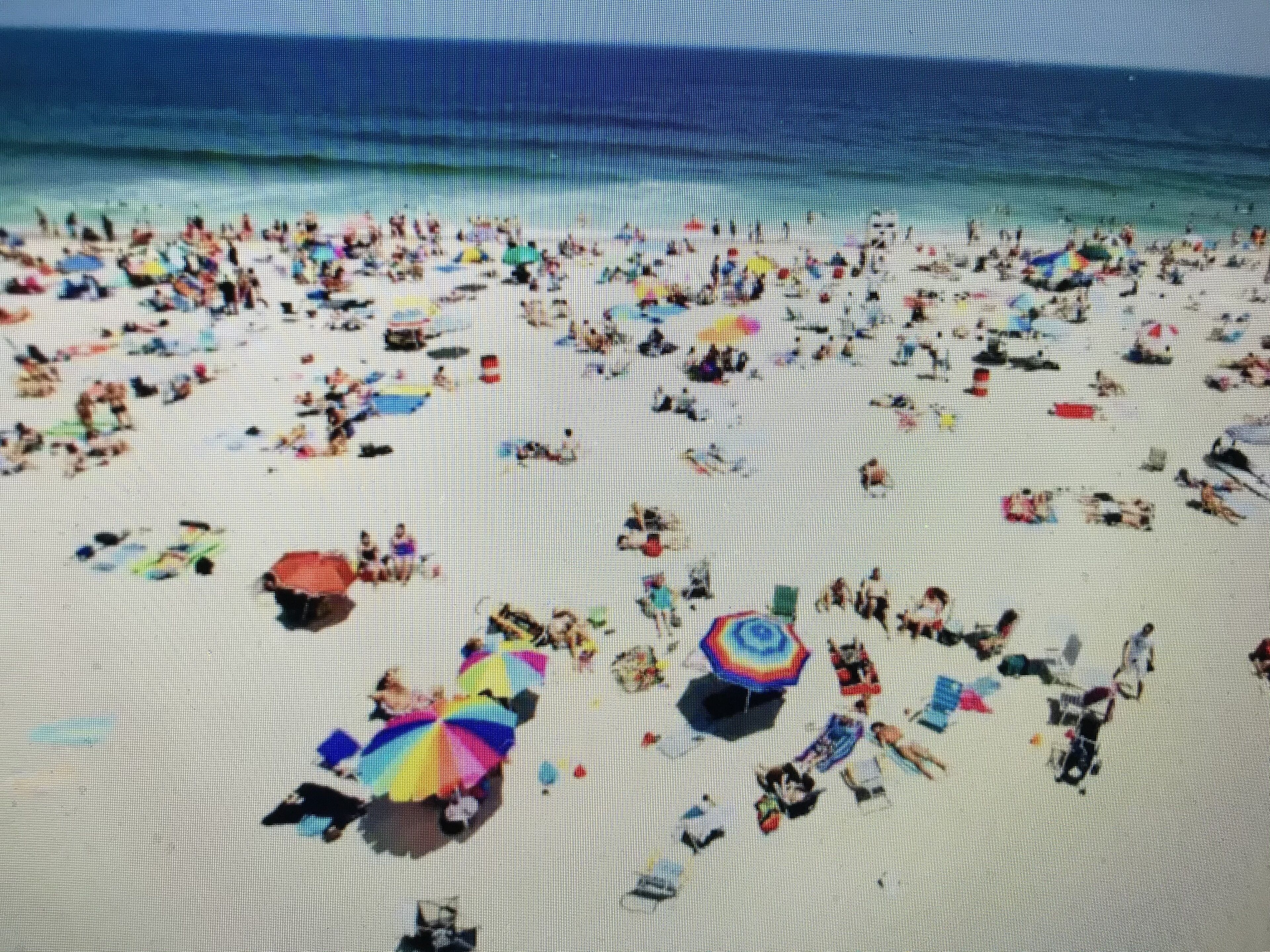 Ranta lähistöllä, aurinkotuoleja, rantapyyhkeitä