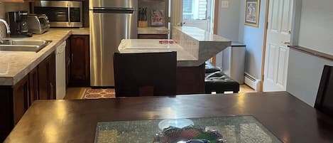 Réfrigérateur, four à micro-ondes, un four, surface de cuisson