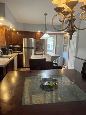 ثلاجة، ميكروويف، فرن، موقد طهي مسطح