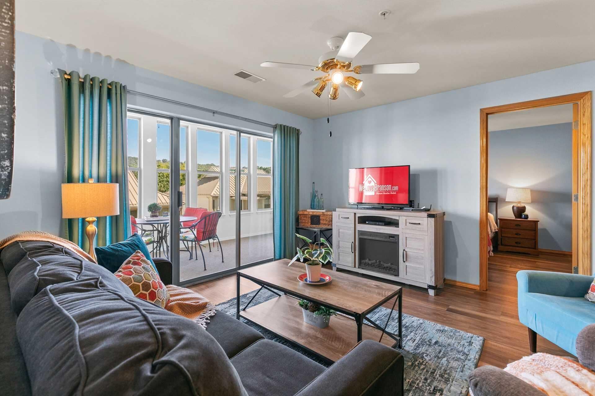 Table Rock Condo- Huge Deck, New Flooring!-Private Marina On-Site