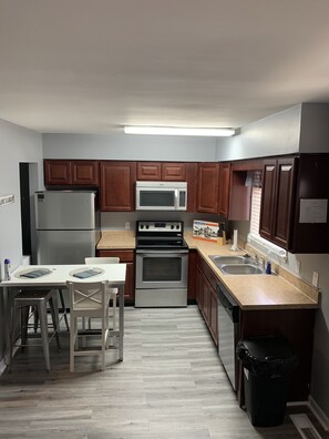 Frigorífico, microondas, horno y placa de cocina