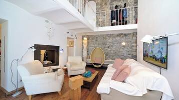 TV connectée, livres, chaîne hi-fi