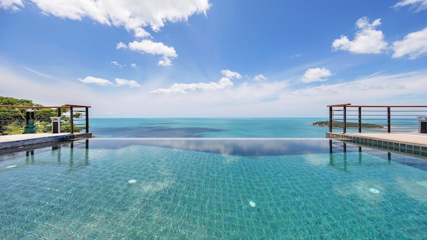 A clear infinity pool with a view of the ocean and a clear sky. - Ban Nai Fan: 3 Bed Pool Villa w/ Magnificent Sea View (Ko Samui)