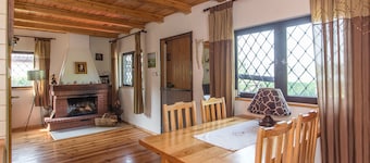 Schönes Haus außerhalb der Stadt, am See. Perfekt für einen Familienurlaub.