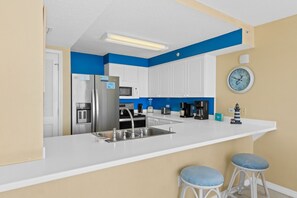 Réfrigérateur, four à micro-ondes, un four, surface de cuisson