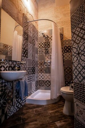 Shower, hair dryer, towels, shampoo