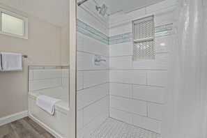 Bañera con ducha, secador de pelo, toallas, jabón