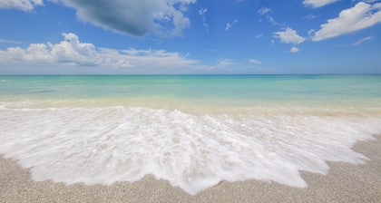 A pasos de la mundialmente famosa SiestaBeach * Amplio condominio 2/2 con cochera * ubicación tranquila