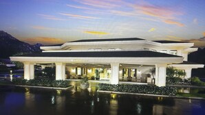 Un hotel moderno con techo plano y zona de acceso cubierta.