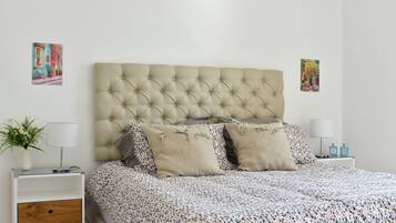 1 habitación, escritorio, tabla de planchar con plancha y wifi