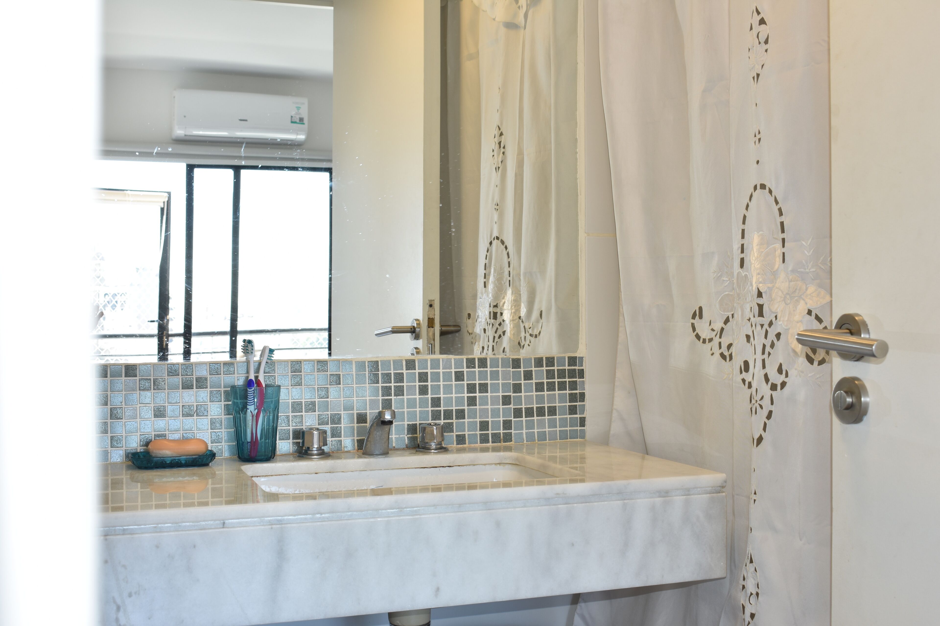 Een bad/douchecombinatie, een haardroger, een bidet, handdoeken