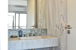 Combined shower/tub, hair dryer, bidet, towels - San Telmo Oasis, Roof Pool, Quiet Readaway, Near Bombonera Stadium (San Telmo)