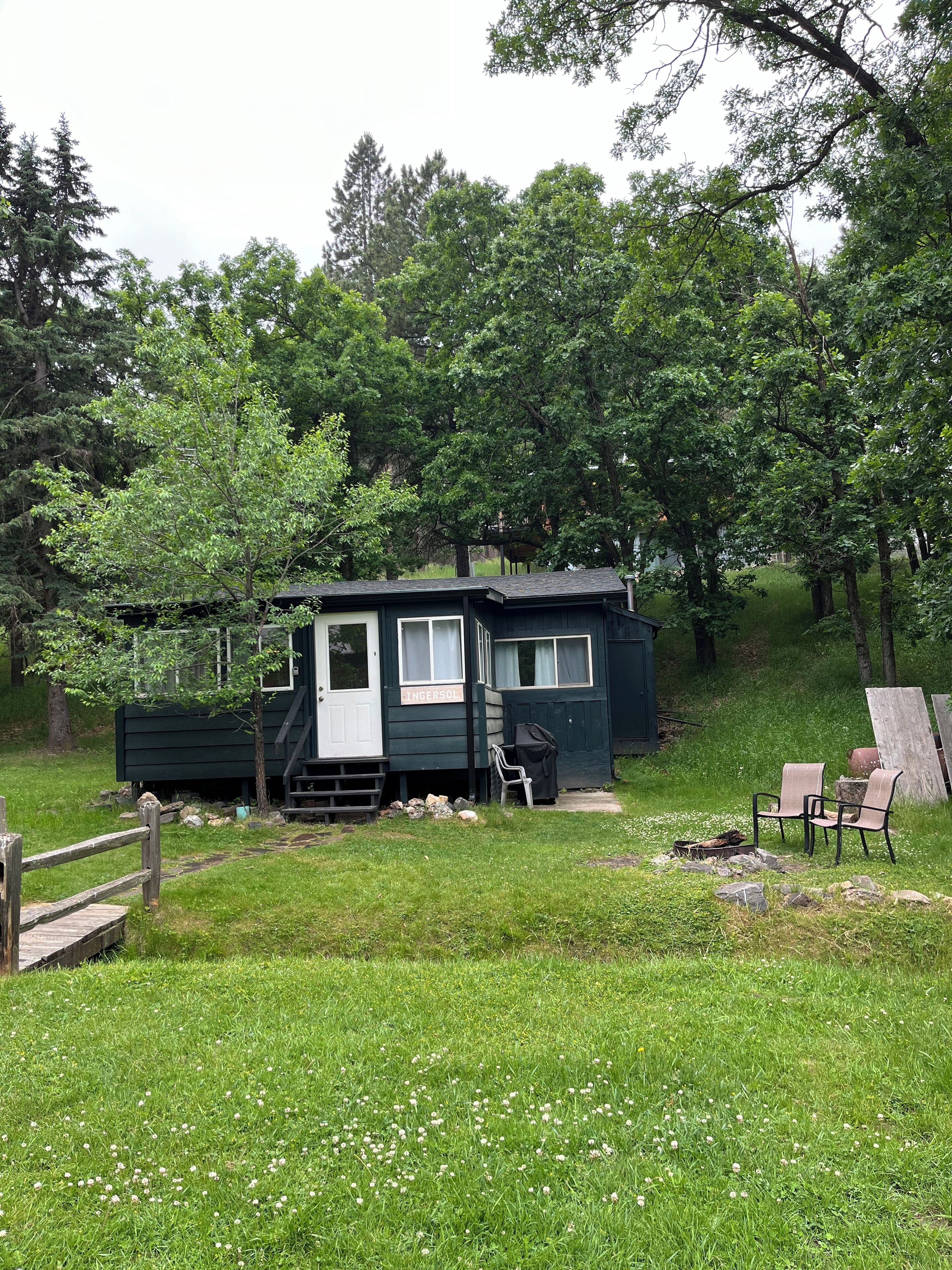 A beautiful 2 bedroom cottage-style cabin minutes from Rushmore