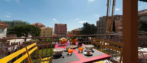 تناول الطعام بالخارج