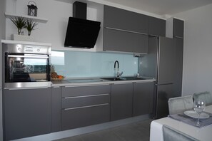 Kühlschrank, Ofen, Geschirrspüler, Wasserkocher