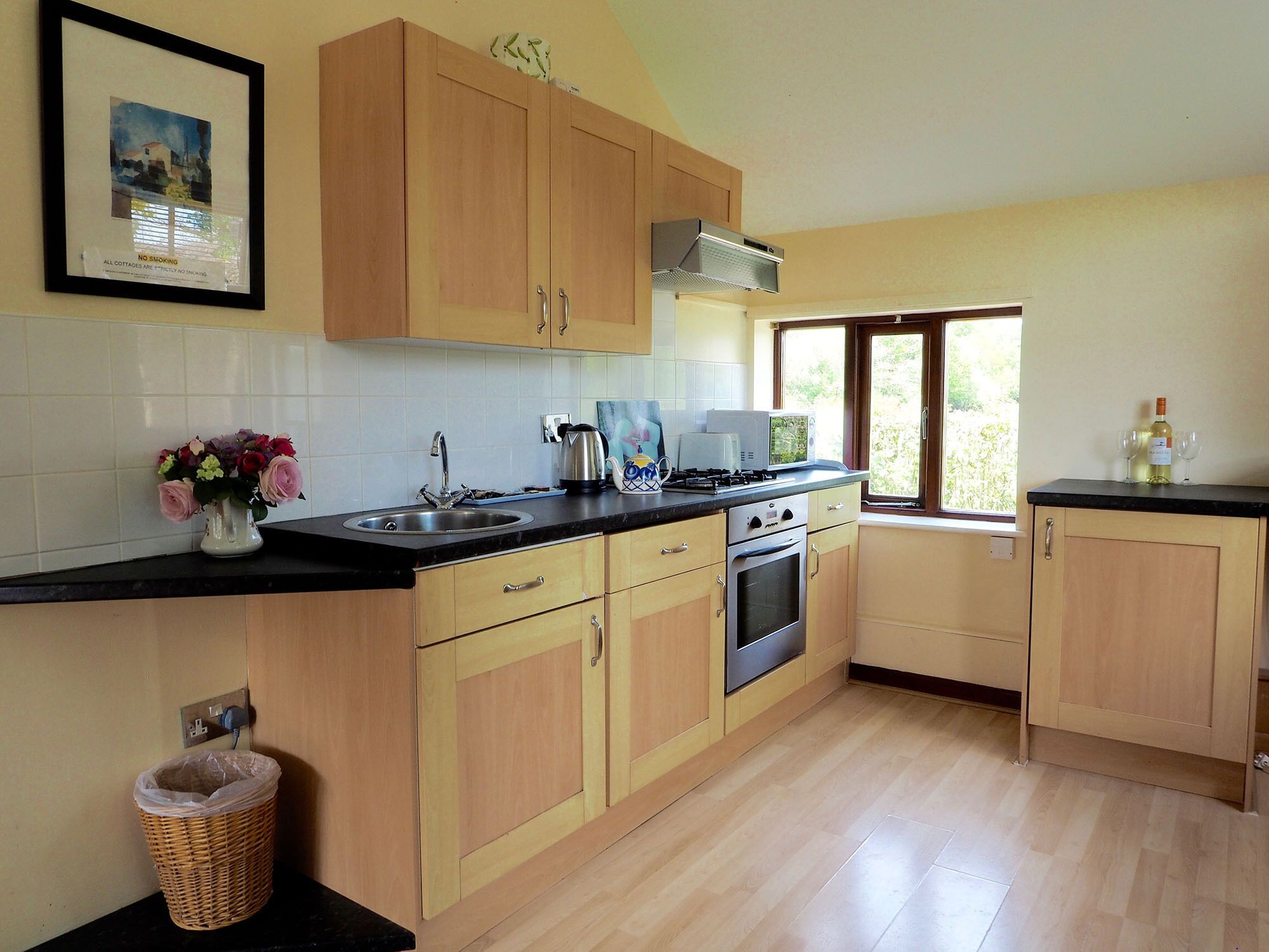 Kylskåp, mikrovågsugn, ugn och spishäll