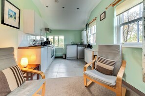 Fridge, microwave, oven, stovetop - A cosy one bedroom cottage set in the idyllic Vale of Glamorgan. (Cowbridge)
