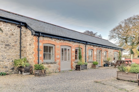 Exterior. A cosy one bedroom cottage set in the idyllic Vale of Glamorgan.