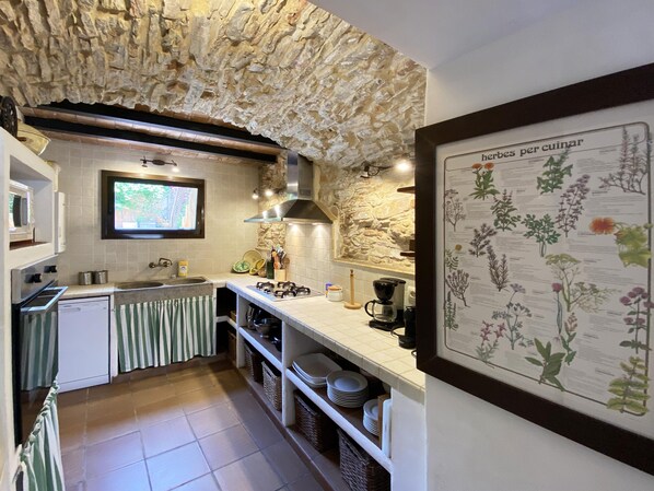 Fridge, microwave, oven, dishwasher - Holiday rental townhouse in Begur, Centre (Begur)