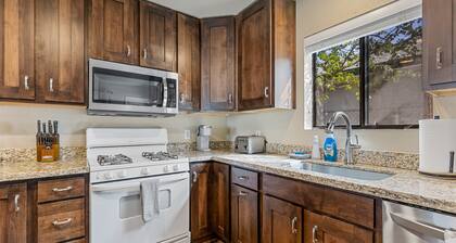 Downtown Townhouse w/Hot Tub, A/C & Sleeps 8!