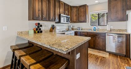 Downtown Townhouse w/Hot Tub, A/C & Sleeps 8!