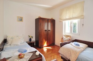 4 habitaciones, tabla de planchar con plancha, wifi y ropa de cama