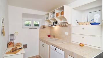 Fridge, oven, dishwasher, coffee/tea maker