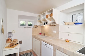Kühlschrank, Ofen, Geschirrspüler, Wasserkocher mit Kaffee-/Teezubehör