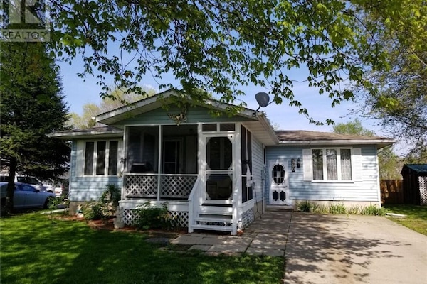 Welcome to a charming spot! Parking available, sit on the screened porch!