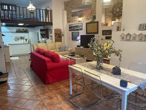 TV, fireplace, DVD player, books