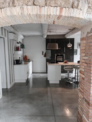 Fridge, microwave, oven, stovetop - Renovated Provençal farmhouse in a quiet environment, with pool (Sainte-Cécile-les-Vignes)